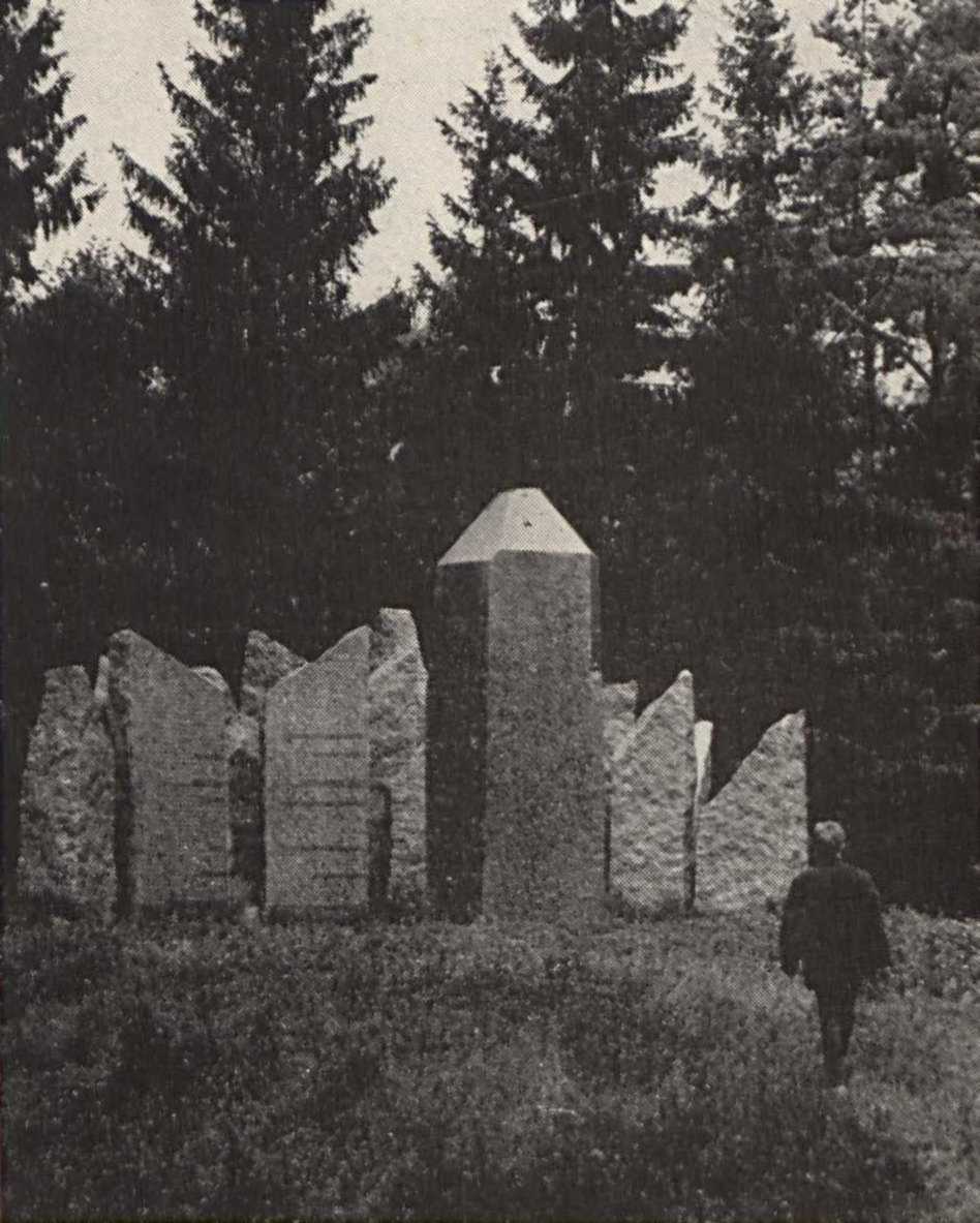 Архитектор Ю. Стоэр, скульптор Р. Веебер Памятник битвы против немцев в Лыхавере (близ Вильянди). 1969
